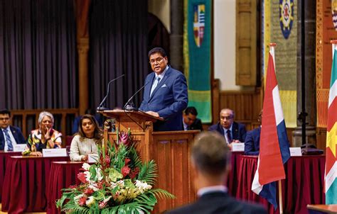 Protest bij lezing president Suriname: ‘Hij is geen leider, maar een mísleider’ - NRC