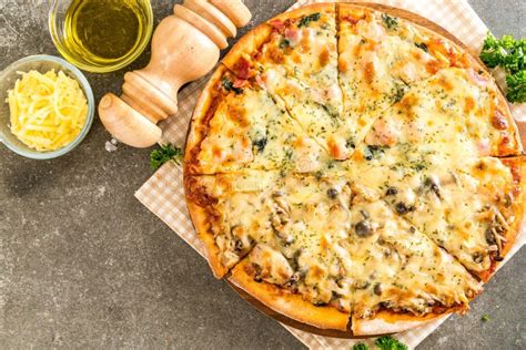 Spinach and mushroom pizza stock image. Image of board - 105033513