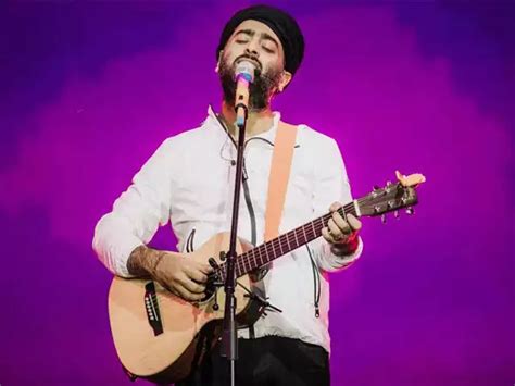 Arijit Singh injured by a fan at the concert, responds politely | Filmfare.com