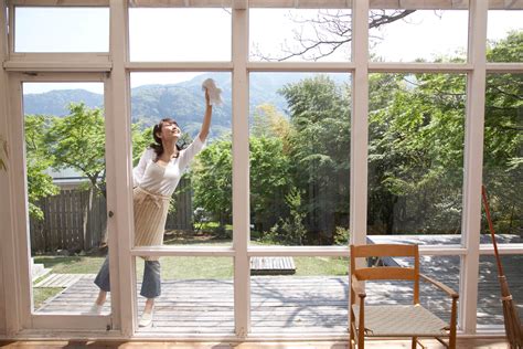 Cómo limpiar vidrios de ventanas, baños y autos perfectamente