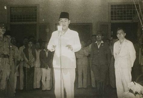 Proklamasi Kemerdekaan RI oleh Bung Karno, di Pegangsaan Timur Jakarta, 17 Augustus 1945 ...