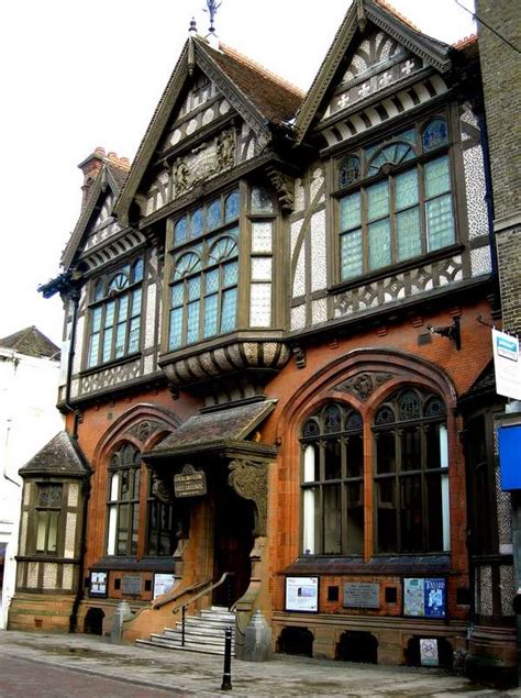 Tudor style homes – fascinating and romantic house architecture