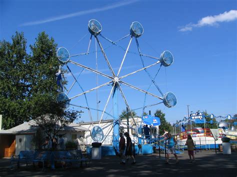 File:Amusement park ride.jpg - Wikipedia
