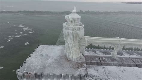 Komplett eingefrorener Leuchtturm in Michigan