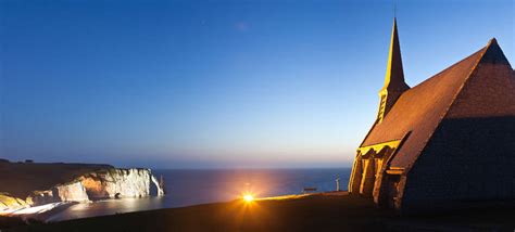 Voir le soleil se coucher à Etretat de la chapelle - Seine Maritime Tourisme (76)