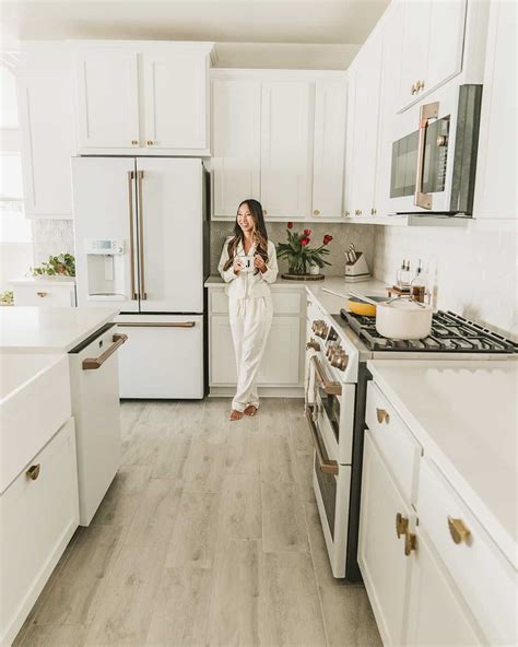 White Kitchen Cabinets And Appliances – Things In The Kitchen