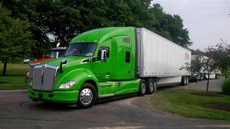 Driving the Kenworth T680 Advantage, T880