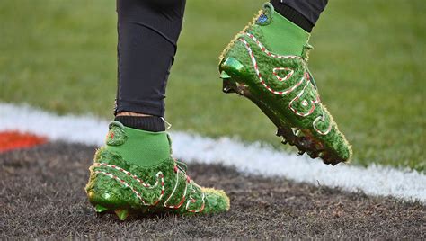 Odell Beckham Jr.’s Grinch-Themed Cleats Will Have Fans Green With Envy