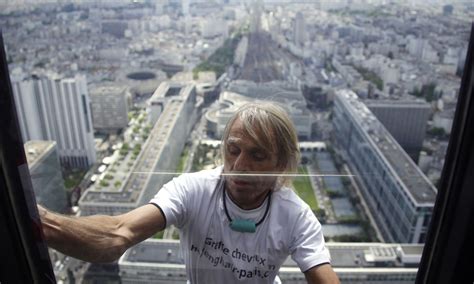 French “spiderman” climbs Paris skyscraper for Nepal - World - DAWN.COM