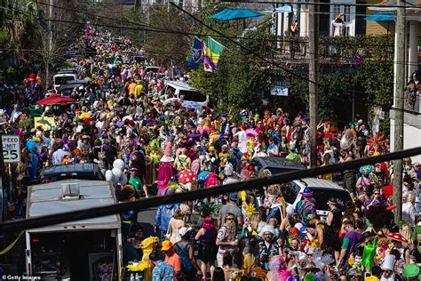 New Orleans' final Mardi Gras parade is an explosion of color | Daily Mail Online