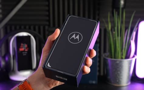 Motorola Moto Edge 20 Pro gets unboxed - Geeky Gadgets