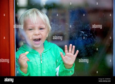 Child door look sad hi-res stock photography and images - Alamy