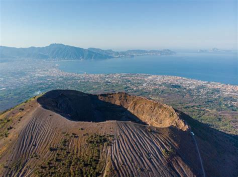 US tourist falls into Italy’s Mount Vesuvius volcano | Augusta Review