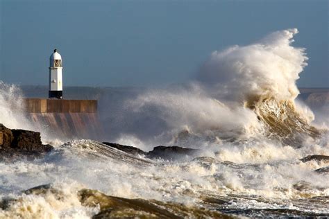 Hurricane Ophelia 2017 Hits Ireland, Fans Wildfires, Turns England’s Sky Red