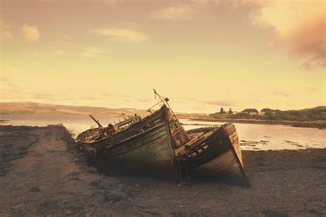 Shipwreck // Beach // Sunset Photo by WEB AGENCY on Unsplash Cool ...