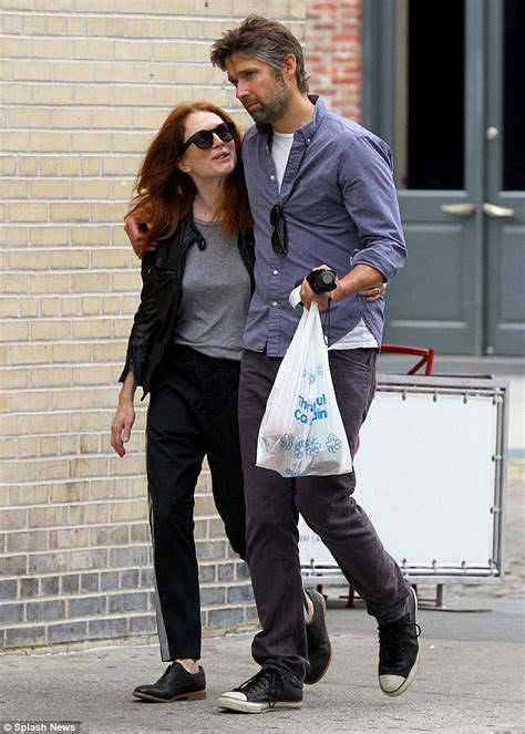 Julianne Moore and husband Bart Freundlich go on romantic NYC stroll | Daily Mail Online