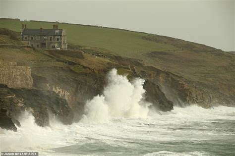 Storm Ciara kicks in! Britain's biggest storm in seven years sweeps into Scotland | Daily Mail ...