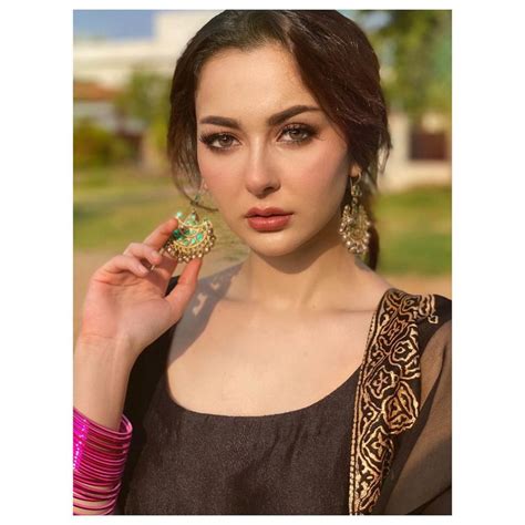 Hania Amir Looks Magnificent In Latest Shoot | Reviewit.pk