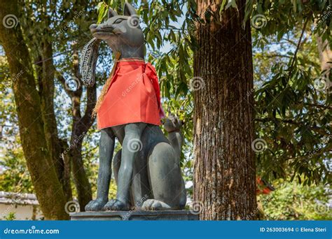 Fox at Fushimi Inari editorial stock image. Image of flower - 263003694