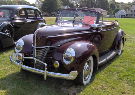 File:1940 Ford DeLuxe convertible 2.jpg