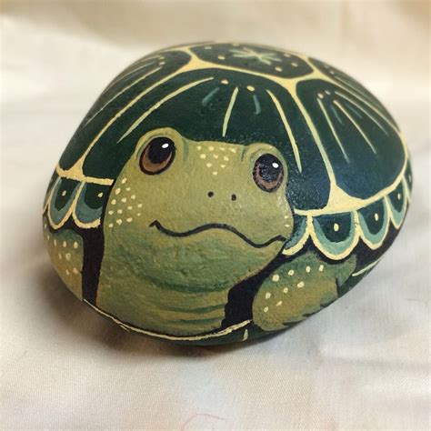 Sweet Turtle Acrylic on Stone | Arte com pedras, Pintura em pedras, Arte do rock