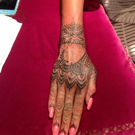 Rihanna gets new henna-inspired hand tattoo, flys celeb artist Bang ...