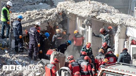 Turkey earthquake: Rescue efforts near end as death toll rises - BBC News