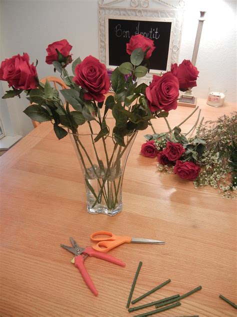 Inspired Ideas: How to arrange long stemmed roses...