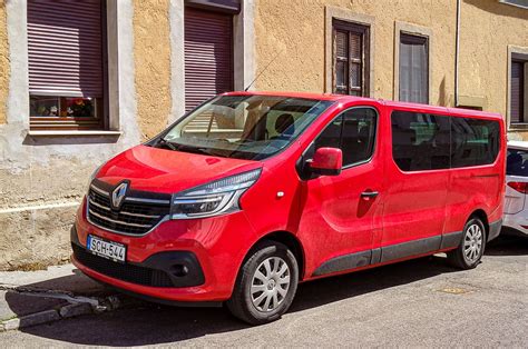 Diesen roter Renault Trafic (dritte Generation, die Farbe hießt Magmarot) habe ich in Juni 2021 ...