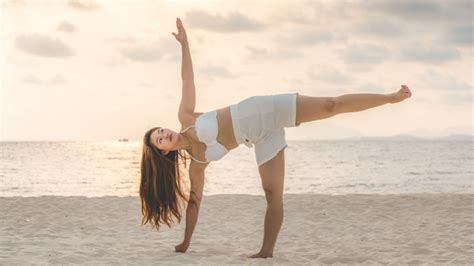 Half Moon Pose: How to do Ardha Chandrasana and its benefits | HealthShots