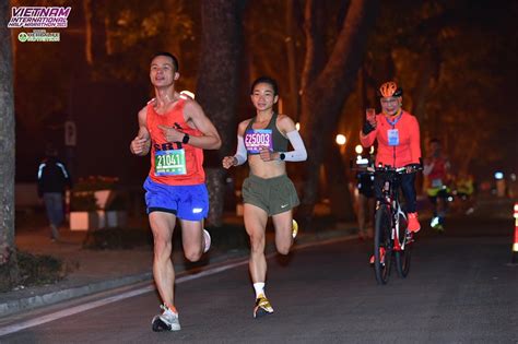 Nguyễn Thị Oanh lập kỷ lục cá nhân chạy 21km tại Giải Bán Marathon Quốc tế Việt Nam 2023 tài trợ ...