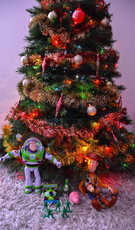 Toy Story Characters Put Up A Christmas Tree - Gallery | eBaum's World