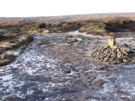 Pennine Way guide stone © Chris Wimbush :: Geograph Britain and Ireland