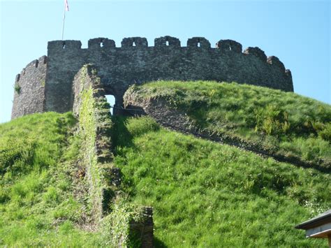 Totnes Castle and The Butterwalk in Totnes Devon - Information and ...