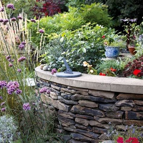 Stone wall in the garden - ideas for attractive garden architecture