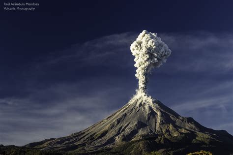 Volcano at sunset by Raúl Arámbula / 500px