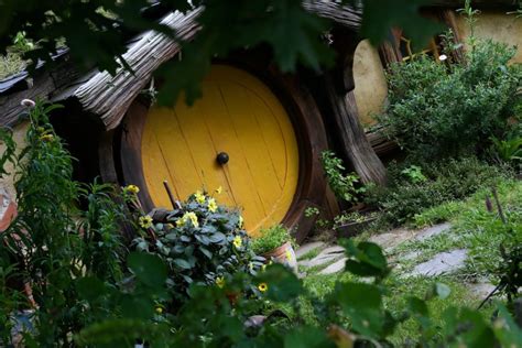 Hobbiton Movie Set Tour Review (Ultimate Guide) - UponArriving