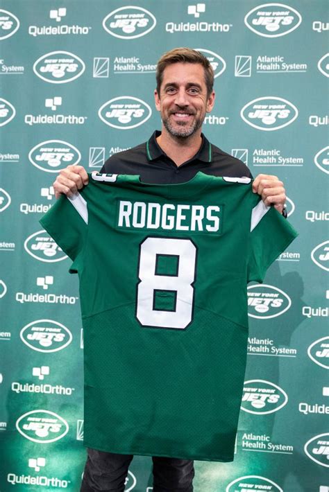 Aaron Rodgers throws first pass in Jets gear: video