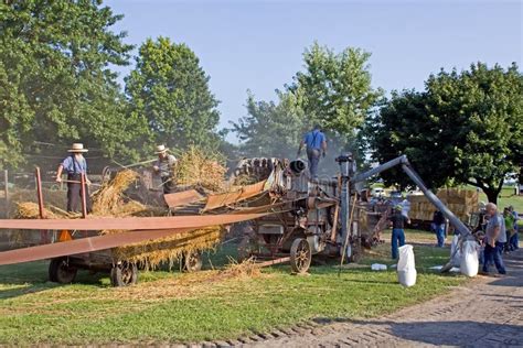 Threshing Machine in Operation Editorial Stock Photo - Image of vintage, power: 20807833