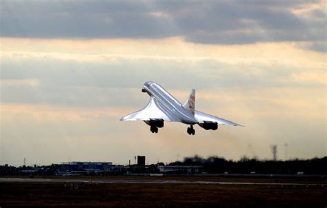 "CONCORDE - G-BOAE - Landing at LHR (London Heathrow) on August 19th ...