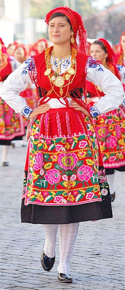 Épinglé par Jane Kurtz sur FOLK Fashion | Robe traditionnelle, Costume folklorique, Costume ...