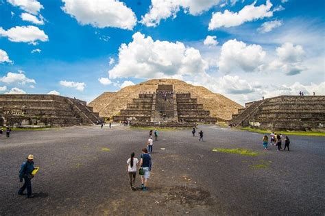 VISITING TEOTIHUACAN PYRAMIDS IN MEXICO CITY