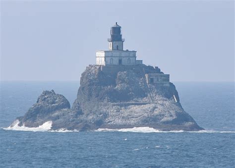 Tillamook Rock Lighthouse, Oregon at Lighthousefriends.com