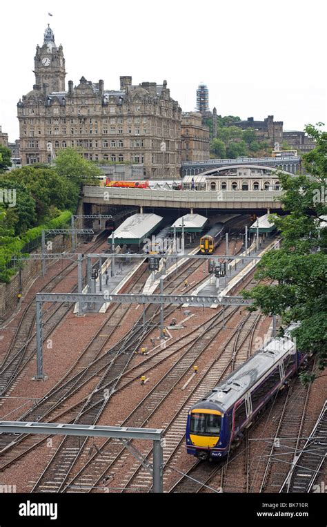 Edinburgh waverley railway station hi-res stock photography and images ...