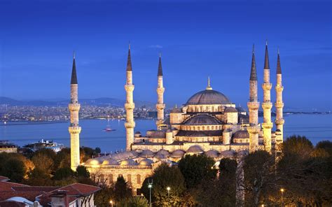 Stunning HD Wallpaper of the Sultan Ahmed Mosque at Dusk