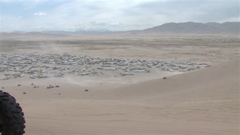 Thousands flock to Little Sahara sand dunes