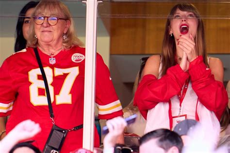 Taylor Swift goes wild for new boyfriend Travis Kelce while watching ...