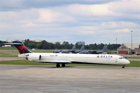 Delta Air Lines MD-90 | Delta airlines, Delta, Airline