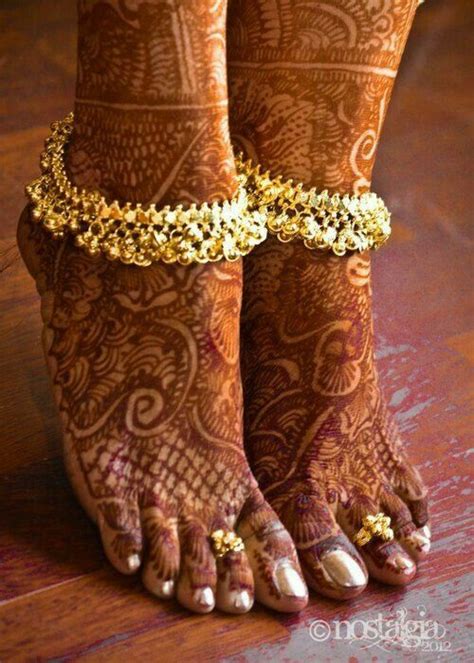 Pin by 💜IrénaB💜 on L'aRt des épiCes♠ | Anklet designs, Bridal anklet ...