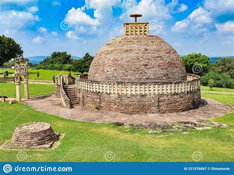 Buddhist Monuments and Stupas at Sanchi, Madhyapradesh, India Stock Image - Image of building ...